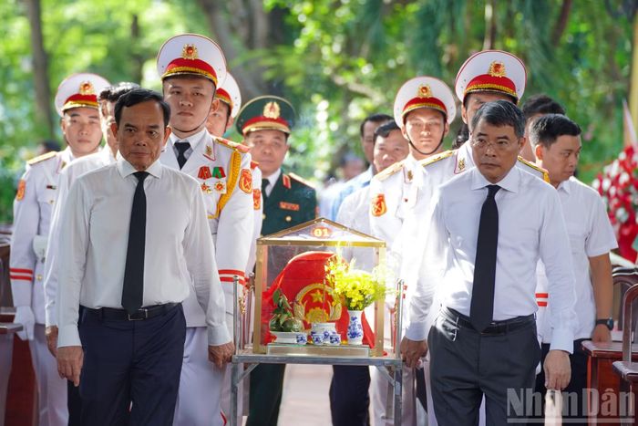 Lãnh đạo Đảng và Nhà nước thực hiện lễ truy điệu liệt sĩ.