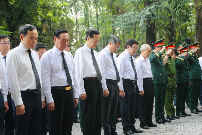 Các đồng chí lãnh đạo và nguyên lãnh đạo Đảng, Nhà nước mặc niệm trước Tượng đài Cố Tổng Bí thư Trần Phú.