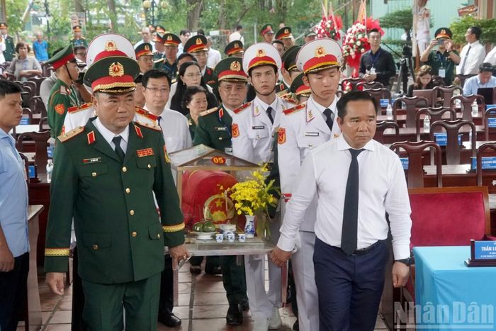 Lãnh đạo Đảng và Nhà nước thực hiện lễ truy điệu liệt sĩ.