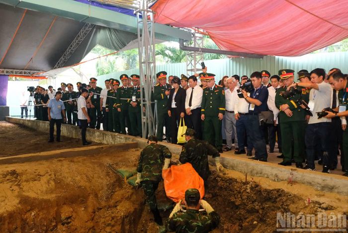 Lực lượng tìm kiếm tiến hành cất bốc hài cốt liệt sĩ.