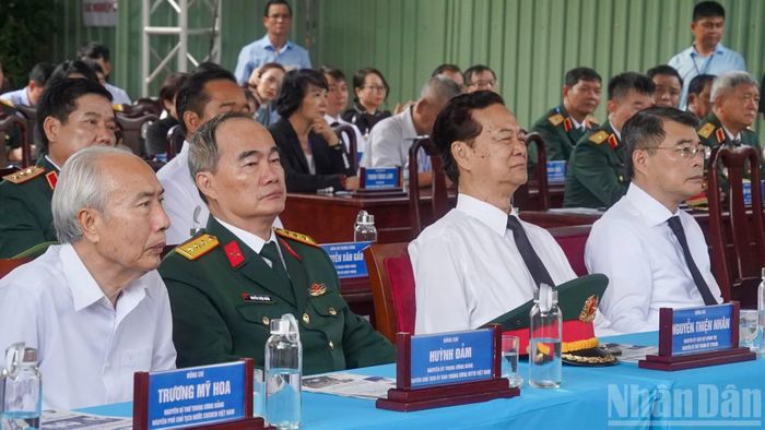  Các đồng chí lãnh đạo, nguyên lãnh đạo Đảng, Nhà nước dự lễ. 