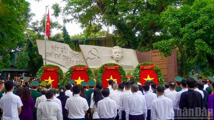 Thủ tướng Lê Minh Hưng cùng các đồng chí lãnh đạo Đảng, Nhà nước dâng hương tại Tượng đài Cố Tổng Bí thư Trần Phú và Bia tưởng niệm các Anh hùng liệt sĩ tại Công viên Lê Thị Riêng.