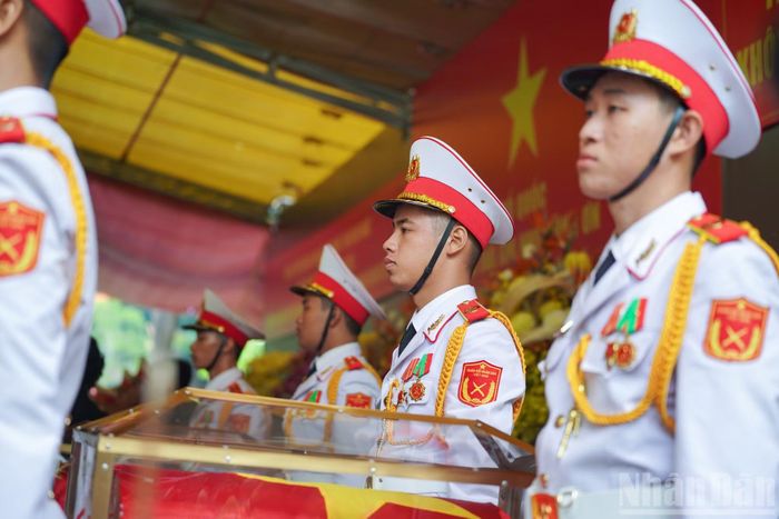 Lễ truy điệu các liệt sĩ được tìm thấy tại Công viên Lê Thị Riêng.