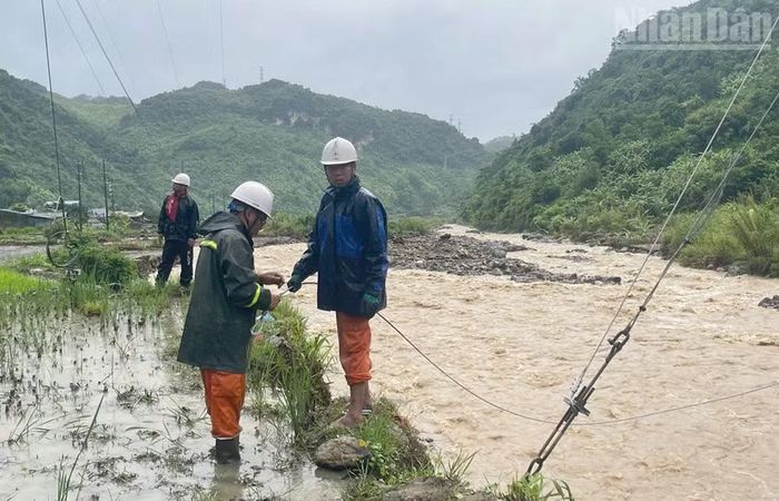 Hiện tại trời đang có mưa, mực nước suối tiếp tục dâng cao, cán bộ nhân viên Điện lực Sơn La đang nỗ lực bám địa bàn khắc phục sự cố về điện do mưa lũ gây ra.