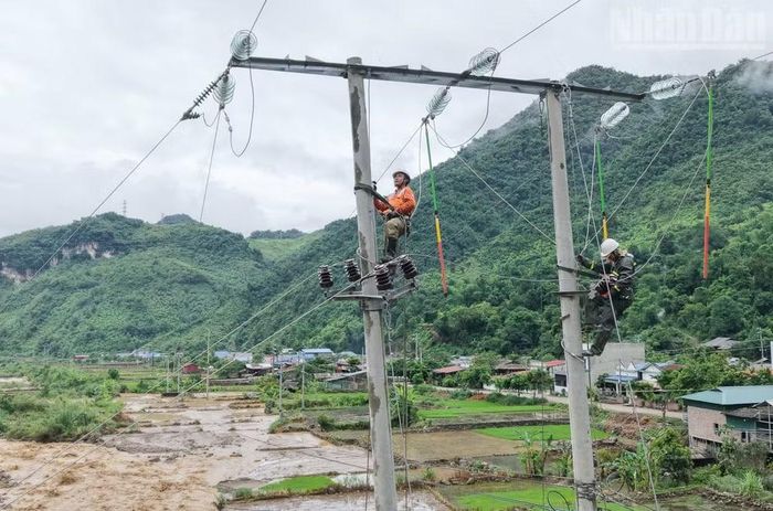 Công ty Điện lực Sơn La đã huy động lực lượng tiếp cận các khu vực bị ảnh hưởng bởi mưa lũ để khắc phục sự cố do mưa lũ.
