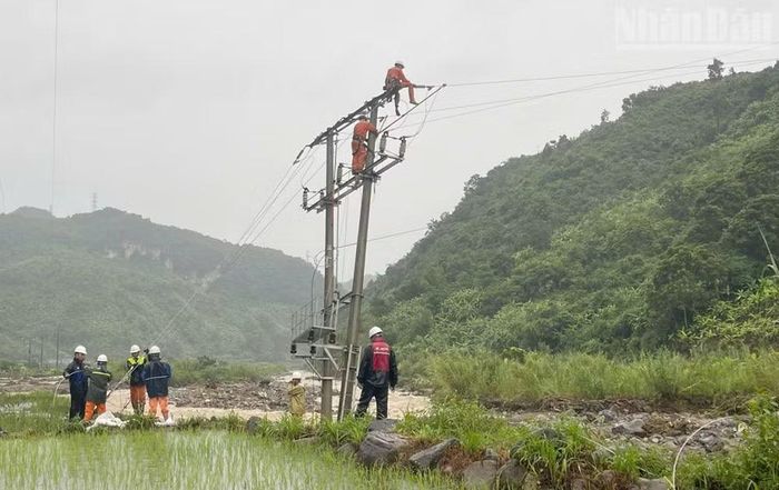 Công ty Điện lực Sơn La đang tập trung lực lượng khắc phục sự cố về điện tại các bản, phấn đấu cấp điện trở lại cho các hộ dân trước 17 giờ ngày 6/7.