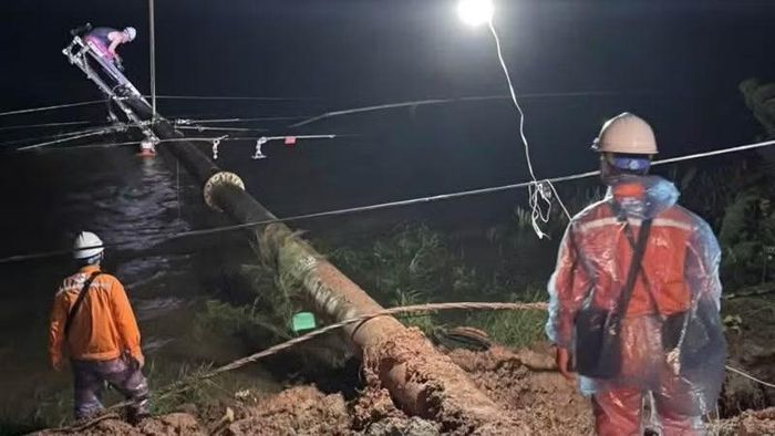  Trong đêm 5/7, Xí nghiệp Lưới điện cao thế - Công ty Điện lực Quảng Ninh khẩn trương xử lý vị trí cột điện gãy đổ do bão tại khu Bình Ngọc, phường Móng Cái 1, bảo đảm an toàn và sớm khôi phục vận hành lưới điện. 