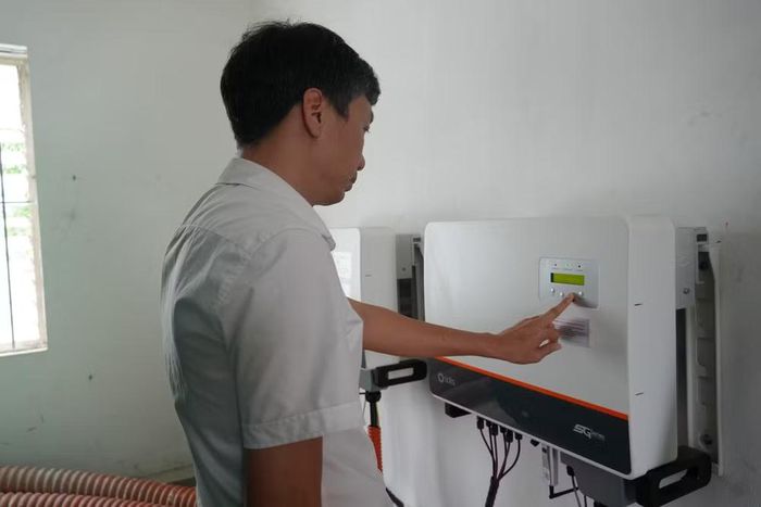 Cán bộ kỹ thuật Công ty Điện lực Lào Cai thực hiện kiểm tra định kỳ thông số vận hành trên bộ biến tần (Inverter) thuộc hệ thống điện mặt trời mái nhà lắp đặt tại trụ sở công ty.