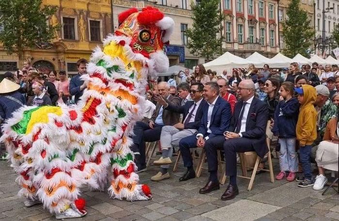 Màn biểu diễn múa lân mang lại nhiều cảm xúc cho các đại biểu và khách tham quan Lễ hội. (Ảnh: Đại sứ quán Việt Nam tại Ba Lan cung cấp) 