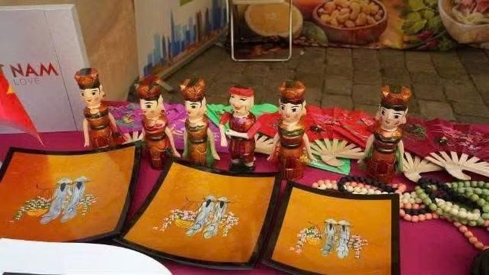  Một góc trưng bày các sản phẩm mỹ nghệ truyền thống của Việt Nam. (Ảnh: Đại sứ quán Việt Nam tại Ba Lan cung cấp) 