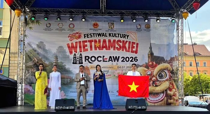  Một trong những tiết mục văn nghệ được biểu diễn tại Lễ hội. (Ảnh: Đại sứ quán Việt Nam tại Ba Lan cung cấp) 