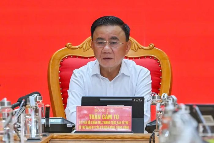 Phát biểu kết luận hội nghị, Thường trực Ban Bí thư Trần Cẩm Tú giao Ban Thường vụ chỉ đạo tiếp thu, cập nhật đầy đủ các ý kiến xác đáng để hoàn thiện giải pháp triển khai. (Ảnh: THỦY NGUYÊN)