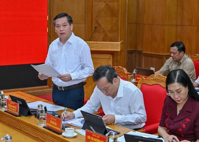 Phó Bí thư Thường trực Đảng ủy Nguyễn Long Hải báo cáo tóm tắt kết quả 6 tháng đầu năm. (Ảnh: THỦY NGUYÊN)