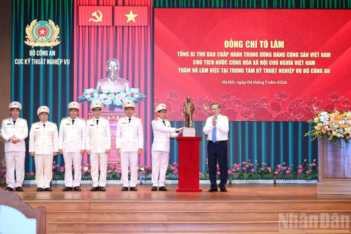 Tổng Bí thư, Chủ tịch nước Tô Lâm trao bức tượng Chủ tịch Hồ Chí Minh tặng Cục Kỹ thuật nghiệp vụ, Bộ Công an.