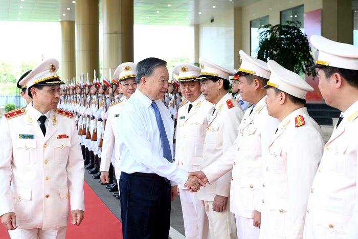 Tổng Bí thư, Chủ tịch nước Tô Lâm với lãnh đạo Bộ Công an và Cục Kỹ thuật nghiệp vụ.