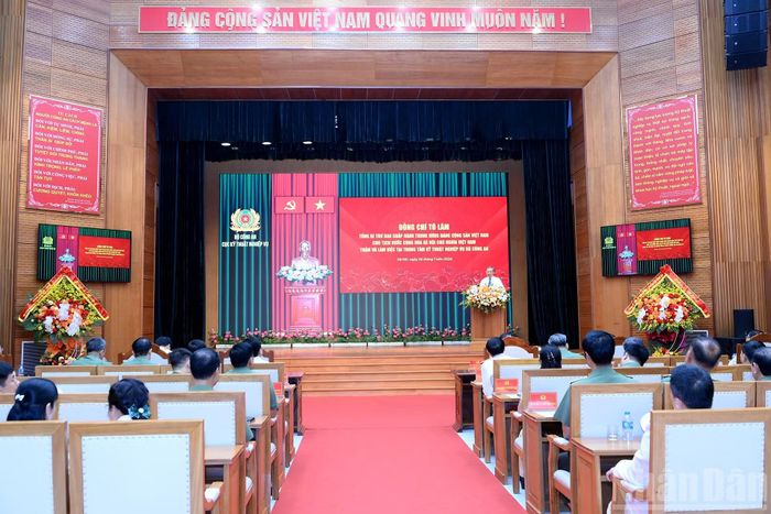 Quang cảnh cuộc làm việc.