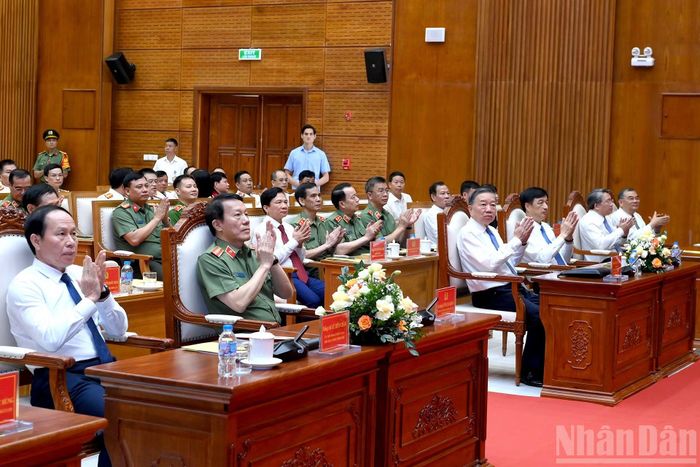 Tổng Bí thư, Chủ tịch nước Tô Lâm và các đại biểu dự cuộc làm việc tại Trung tâm Kỹ thuật nghiệp vụ, Bộ Công an.