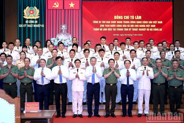 Tổng Bí thư, Chủ tịch nước Tô Lâm và các đại biểu dự cuộc làm việc tại Trung tâm Kỹ thuật nghiệp vụ, Bộ Công an.