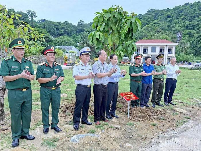 Đồng chí Lê Hoài Trung (thứ 5 từ trái qua), cùng đoàn công tác và lãnh đạo tỉnh Cà Mau trồng cây lưu niệm tại đảo Hòn Khoai ngay sau khi dâng hương.
