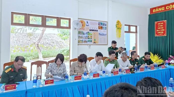 Đoàn công tác của Trung ương làm việc tại Đồn Biên phòng Hòn Khoai vào sáng 6/7.