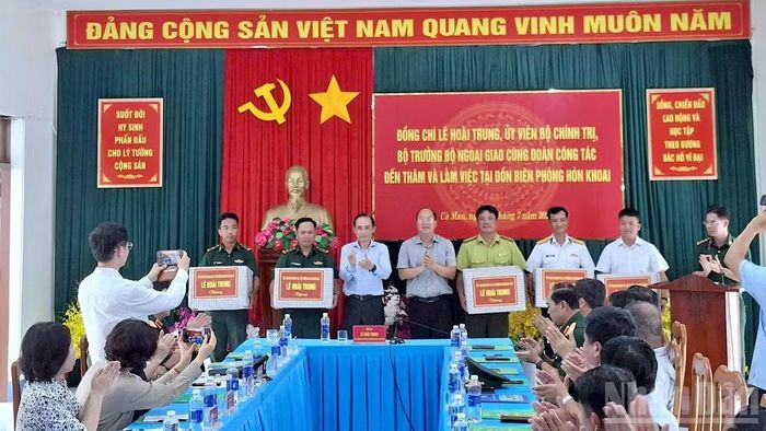 Bộ trưởng Lê Hoài Trung (thứ 3 từ trái qua) và Bí thư Tỉnh ủy Cà Mau Nguyễn Hồ Hải (thứ 4 từ trái qua) tặng quà cho các cán bộ, chiến sĩ, công nhân và người lao động tiêu biểu kiên cường bám đảo Hòn Khoai.