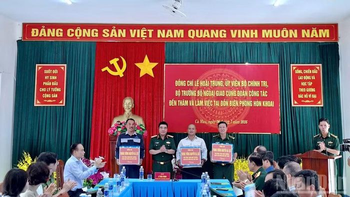 Trung tướng Nguyễn Bá Lực, Phó Tổng Tham mưu trưởng Quân đội nhân dân Việt Nam (thứ 2 từ trái qua) trao tặng quà của Bộ Quốc phòng cho các đơn vị, lực lượng công nhân đang làm nhiệm vụ trên đảo.