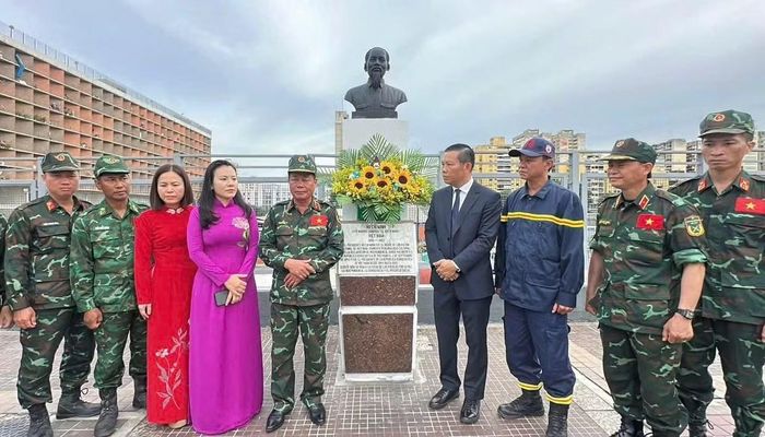 Cán bộ Đại sứ quán và một số thành viên trong Đoàn cứu hộ, cứu nạn bày tỏ xúc động tại lễ dâng hoa tưởng nhớ Chủ tịch Hồ Chí Minh.(Ảnh: Đại sứ quán Việt Nam tại Venezuela)