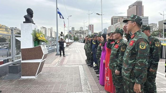 Đoàn cứu hộ, cứu nạn Việt Nam và cán bộ Đại sứ quán Việt Nam tại Venezuela dâng hoa tưởng nhớ Chủ tịch Hồ Chí Minh tại Tượng đài Hồ Chí Minh trên Đại lộ Simón Bolívar ở Thủ đô Caracas, Venezuela. (Ảnh: Đại sứ quán Việt Nam tại Venezuela)