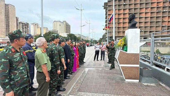 Đoàn cứu hộ, cứu nạn Việt Nam và cán bộ Đại sứ quán Việt Nam tại Venezuela dâng hoa tưởng nhớ Chủ tịch Hồ Chí Minh tại Tượng đài Hồ Chí Minh trên Đại lộ Simón Bolívar ở Thủ đô Caracas, Venezuela.(Ảnh: Đại sứ quán Việt Nam tại Venezuela)