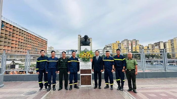 Đại sứ Vũ Trung Mỹ và các thành viên Đoàn cứu nạn Bộ Công an Việt Nam chụp ảnh kỷ niệm bên Tượng đài Chủ tịch Hồ Chí Minh. (Ảnh: Đại sứ quán Việt Nam tại Venezuela)