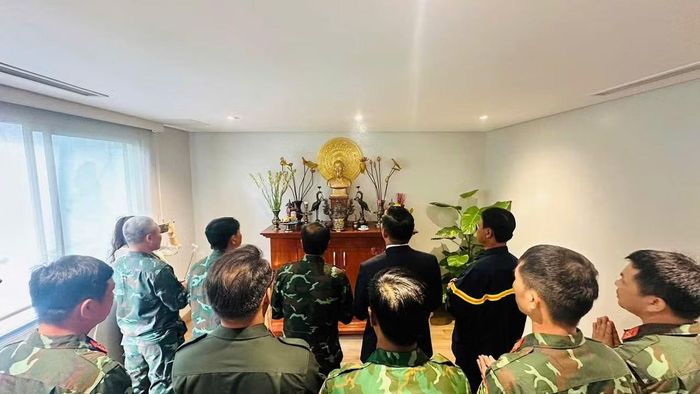 Đoàn cứu hộ, cứu nạn Việt Nam dâng hương tại bàn thờ của Người tại trụ sở Đại sứ quán Việt Nam tại Venezuela.(Ảnh: Đại sứ quán Việt Nam tại Venezuela)