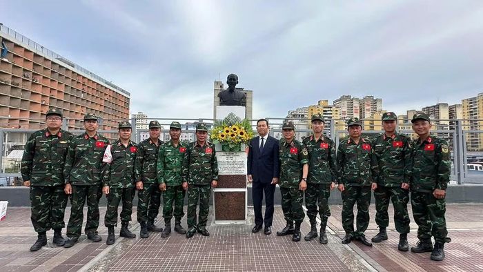 Đại sứ Vũ Trung Mỹ và Thiếu tướng Phạm Văn Tỵ, Phó Cục trưởng Cục Cứu hộ-cứu nạn (Bộ Tổng Tham mưu, Quân đội nhân dân Việt Nam), Trưởng đoàn công tác và các thành viên đoàn công tác của Quân đội nhân dân Việt Nam chụp ảnh kỷ niệm bên Tượng đài Chủ tịch Hồ Chí Minh. (Ảnh: Đại sứ quán Việt Nam tại Venezuela)