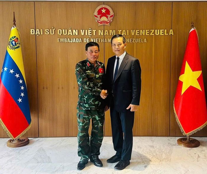 Đại sứ Vũ Trung Mỹ và Thiếu tướng Phạm Văn Tỵ tại Đại sứ quán Việt Nam tại Venezuela. (Ảnh: Đại sứ quán Việt Nam tại Venezuela)