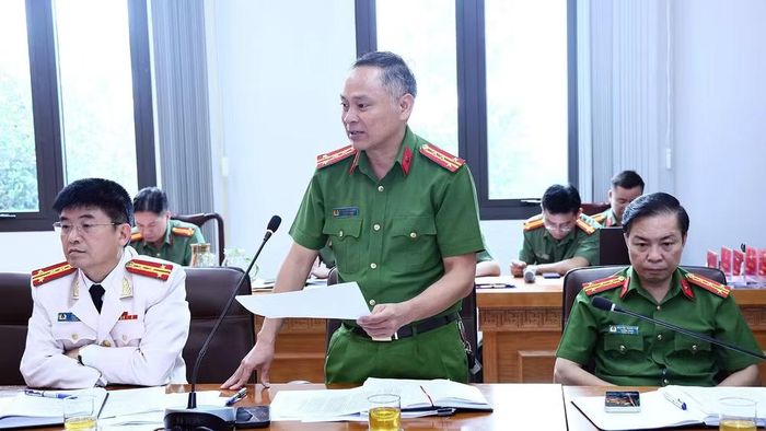 Lãnh đạo Phòng Quản lý hành chính về trật tự xã hội, Công an tỉnh Tuyên Quang, cung cấp thông tin tại họp báo.