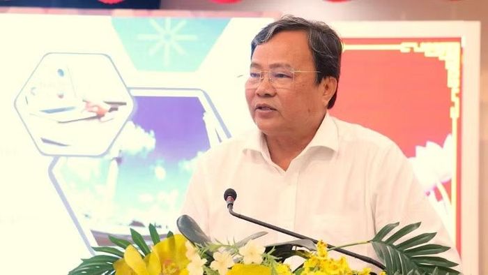 Chủ tịch Ủy ban nhân dân tỉnh Tây Ninh Lê Văn Hẳn báo cáo tình hình phát triển kinh tế-xã hội.