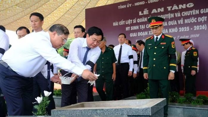 Phó Thủ tướng Thường trực Chính phủ Phạm Gia Túc dự lễ viếng, truy điệu và an táng 173 hài cốt liệt sĩ quân tình nguyện và chuyên gia Việt Nam hy sinh tại Campuchia.