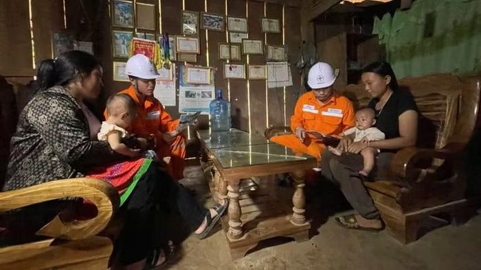 Cán bộ, ngành điện hướng dẫn người dân sử dụng điện an toàn.