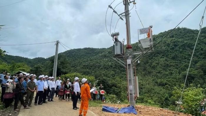 Thực hiện nghi thức đóng điện trạm biến áp cho bản Huổi Lính.