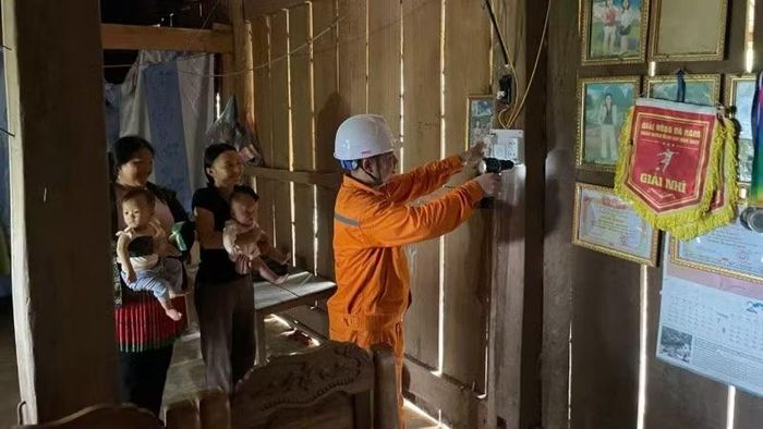 Lắp thiết bị điện cho người dân bản Huổi Lính.