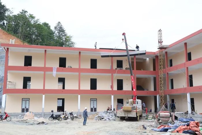 Nhà thầu xây dựng Trường phổ thông nội trú liên cấp Tiểu học và Trung học cơ sở xã Thanh Thủy huy động tổng lực nhằm hoàn thành công trình đúng tiến độ.