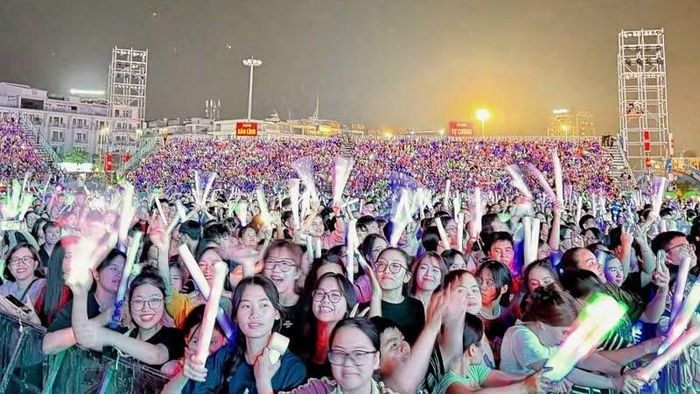 Đông đảo các bạn trẻ tham dự chương trình nghệ thuật Concert của tỉnh Quảng Ninh.