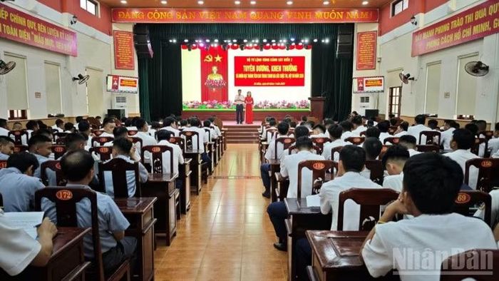 Quang cảnh tuyên dương, khen thưởng các cá nhân đạt thành tích cao trong tham gia các hội thi năm 2026.