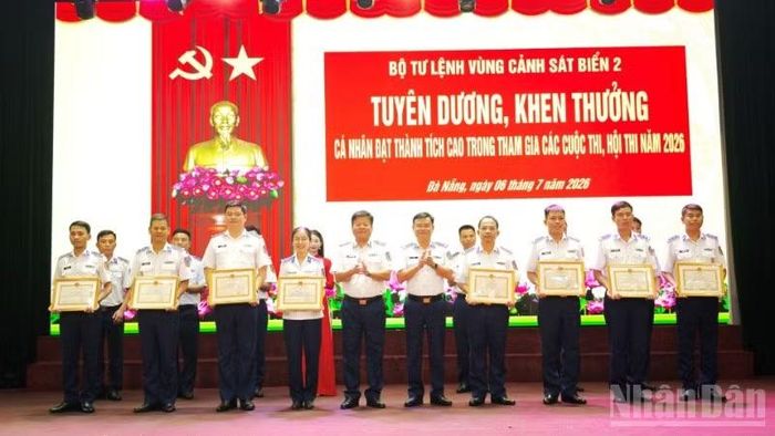 Tư lệnh, Chính ủy Vùng Cảnh sát biển 2 khen thưởng các cá nhân đạt giải cao trong các hội thi, cuộc thi.