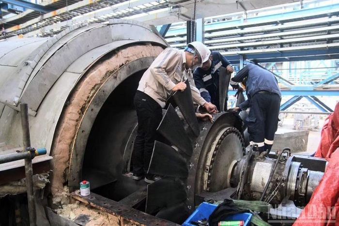 Sửa chữa, bảo dưỡng tổ máy phát điện.