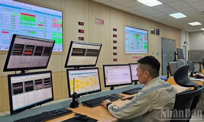 Cán bộ kỹ thuật trực tại Phòng điều khiển trung tâm của Nhà máy Nhiệt điện Thái Bình 2.