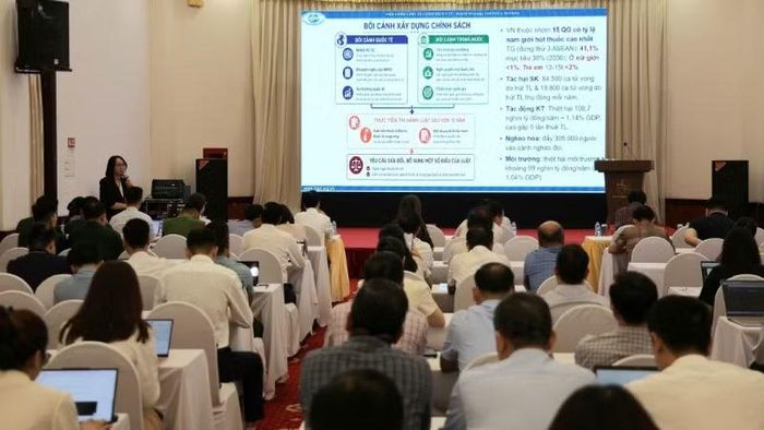 Đại diện Viện Chiến lược và Chính sách Y tế báo cáo về tác động của Luật sửa đổi, bổ sung một số điều của Luật Phòng, chống tác hại của thuốc lá.