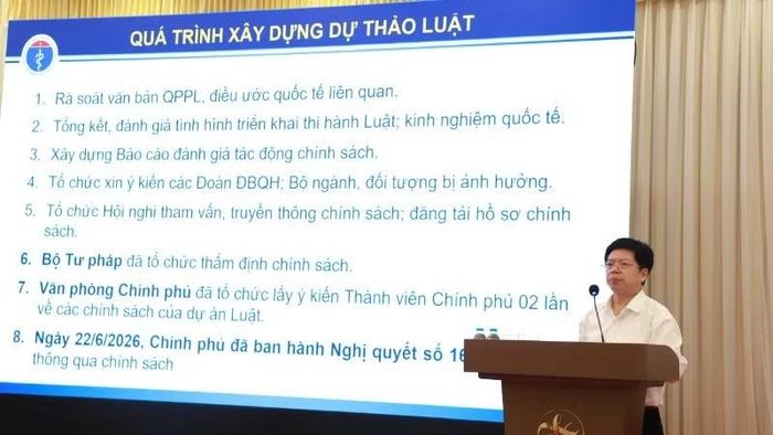 Tiến sĩ Nguyễn Trọng Khoa, Phó cục trưởng Cục Quản lý khám, chữa bệnh (Bộ Y tế) báo cáo về quá trình xây dựng dự thảo Luật sửa đổi, bổ sung một số điều của Luật Phòng, chống tác hại của thuốc lá.