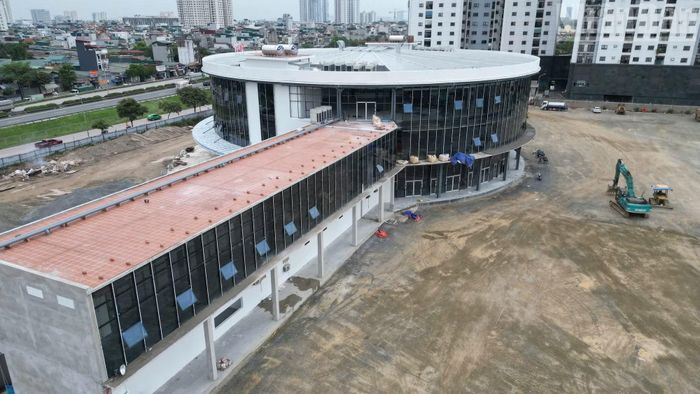 Một trong những lợi thế nổi bật của Bến xe Yên Sở là vị trí nằm trên tuyến Vành đai 3, cửa ngõ giao thông quan trọng kết nối Hà Nội với các tỉnh phía nam và Bắc Trung Bộ. Khoảng cách chỉ khoảng 2km đến Bến xe Nước Ngầm và 5km đến Bến xe Giáp Bát giúp công trình có điều kiện thuận lợi để chia sẻ lưu lượng phương tiện với hai bến xe đang hoạt động nhiều năm qua.