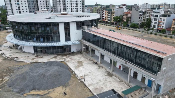 Bến xe khách Yên Sở được quy hoạch theo mô hình bến xe hiện đại với 3 tầng nổi và 1 tầng hầm, tổng diện tích sàn xây dựng khoảng 14.534m², diện tích xây dựng 3.445m² và chiều cao công trình 19,2m.