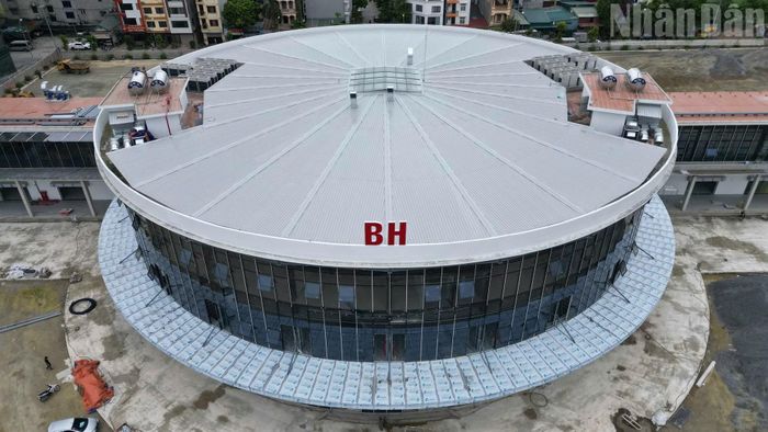 Dự án có tổng mức đầu tư gần 120 tỷ đồng do Công ty cổ phần Bến xe Thanh Trì làm chủ đầu tư. Được chấp thuận chủ trương đầu tư từ năm 2016, sau gần một thập kỷ hoàn thiện các thủ tục pháp lý và giải quyết những vướng mắc liên quan, đến đầu năm 2025 dự án chính thức được giao đất để triển khai xây dựng.